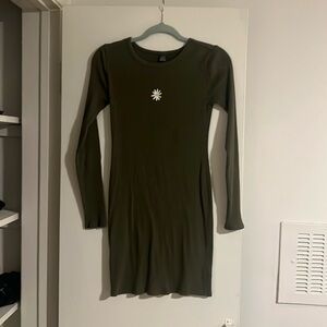 Long sleeve mini dress with a cute embroidery flower.